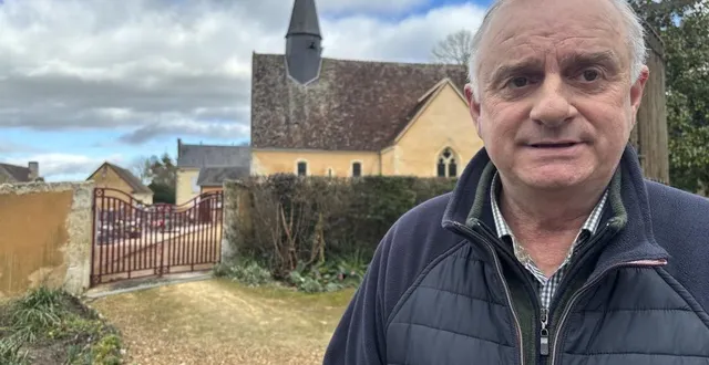 photo  arnaud loiseau, le maire de pouvrai, devant l’église qui a été entièrement rénovée.  &copy;  ouest-france 