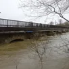 photo aux ponts-de-cé, près d’angers (maine-et-loire), le pont sur le louet est fermé à la circulation en raison de la montée du niveau de l’eau.