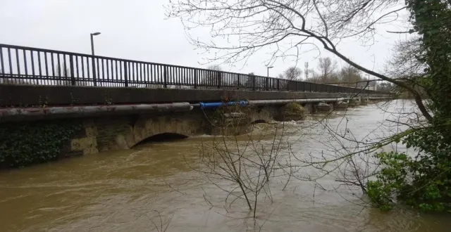 photo  aux ponts-de-cé, près d’angers (maine-et-loire), le pont sur le louet est fermé à la circulation en raison de la montée du niveau de l’eau.  &copy;  conseil departemental 49 