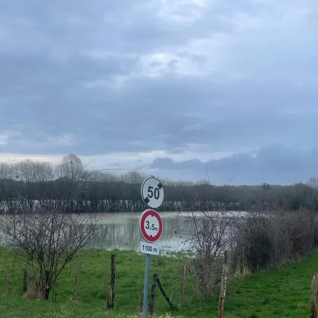 photo la route des etrichets à saint-saturnin près du mans avec des champs inondés.  ©  ouest-france
