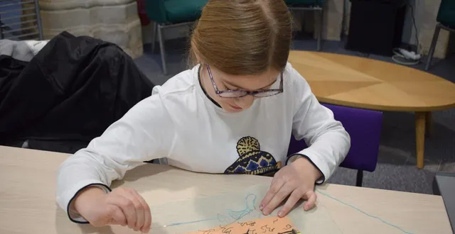 photo  la jeune naëlle est très appliquée sur son travail  &copy;  ouest-france 