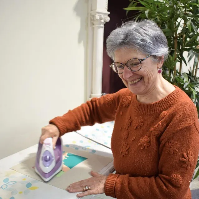 Marie-Anne fixe ses tissus sur du thermocollant. Ouest-France photo marie-anne fixe ses tissus sur du thermocollant. © ouest-france