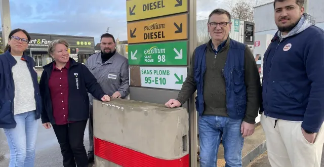 photo  bernard corbel (deuxième à partir de la droite) est le patron de la station-service de la route de paris depuis trente ans.  &copy;  ouest-france 