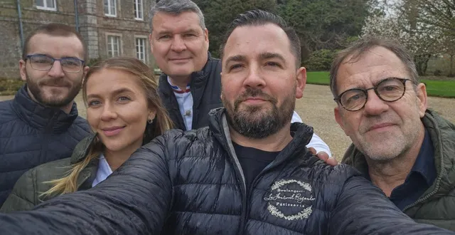 photo  kévin rio (à gauche), boulanger du fournil bigouden et erwan bacon, pâtissier et gérant de la boulangerie, avec les membres du jury de 