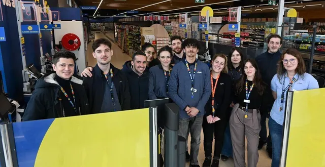 photo  angers, esplanade du chapeau-de-gendarme, le 18 février 2026. l’équipe du nouveau lidl aux côtés de la directrice, laura laurentin (à droite).  &copy;  laurent combet 