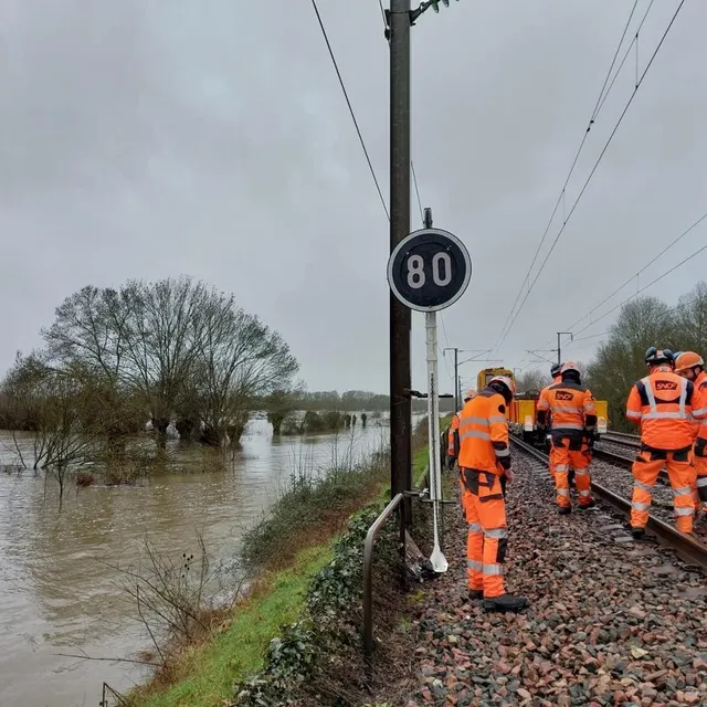 photo les équipes de sncf réseaux sont fortement mobilisées sur le terrain par les inondations : elles mettent en place sur site des panneaux de signalisation pour matérialiser ces limitations temporaires de vitesse.  ©  sncf réseaux