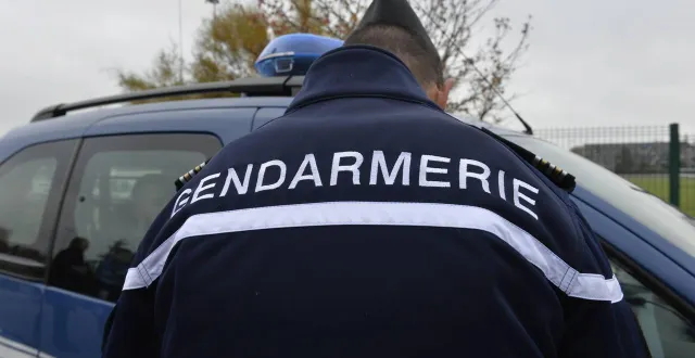 photo  une voiture avec deux passagers a percuté un camion à une intersection au niveau de la zone d’activité la remaisière, à saint-pierre-du-regard, près de flers (orne).  &copy;  archives ouest-france 