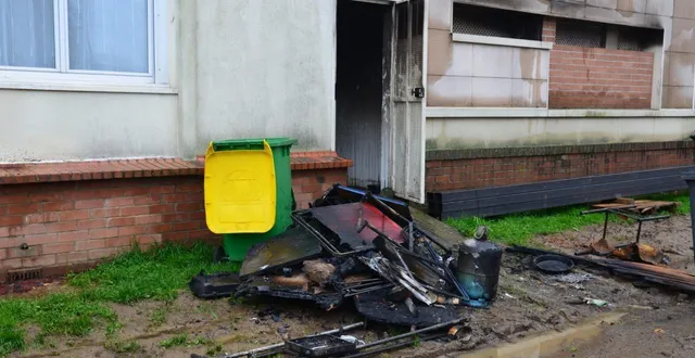 photo  coulaines, mercredi 18 février 2026. les débris de la cave incendiée, dont une bouteille de gaz visible, ont été sortis par les pompiers par l’arrière de l’immeuble.  &copy;  le maine libre 