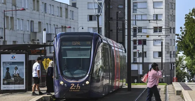 photo  au mans, les rames de tramway vont être progressivement allongées pour transporter plus de voyageurs.  &copy;  archives le maine libre - denis lambert 
