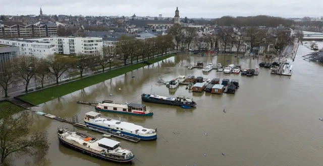 photo  angers, hier mercredi 18 février 2026, cale de la savatte. cinq péniches sont habitées à l’année dans le port d’angers. yannick et sa femme vivent dans l’une d’elles depuis 35 ans  &copy;  josselin clair 