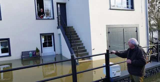 photo  « ici, rue de la gare, il y a de la solidarité entre habitants », assurent étienne et daniel, deux habitants.  &copy;  ouest-france 