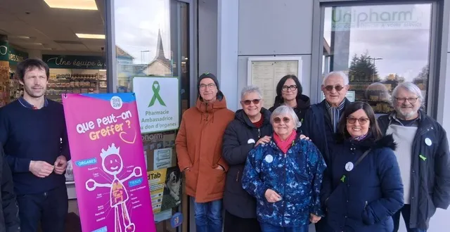 photo  le pharmacien mickaël briant (à gauche) et les membres d’adot 49 devant la pharmacie du pin-en-mauges engagée pour le don d’organes.  &copy;  co 