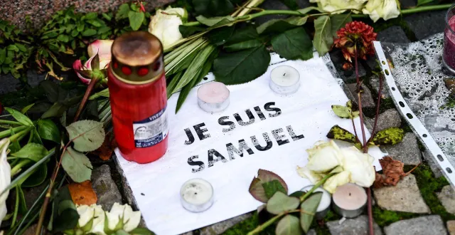 photo  des fleurs et des bougies en hommage à samuel paty, le 27 octobre 2020 à berlin.  &copy;  kira hofmann/dpa picture-alliance via afp archives 