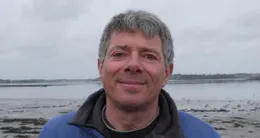 Info insolite  il n’y avait jamais eu autant de listes aux élections municipales sur l’île d’arz (morbihan) ! après hervé le bourdiec et thierry d’huicque, un troisième candidat, xavier hameroux, vient de se déclarer. 