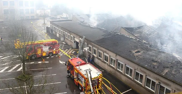 photo  un impressionnant incendie s’est déclaré dans les ateliers municipaux de segré, dans la nuit du 17 au 18 février.  &copy;  service communication segré-en-anjou bleu 