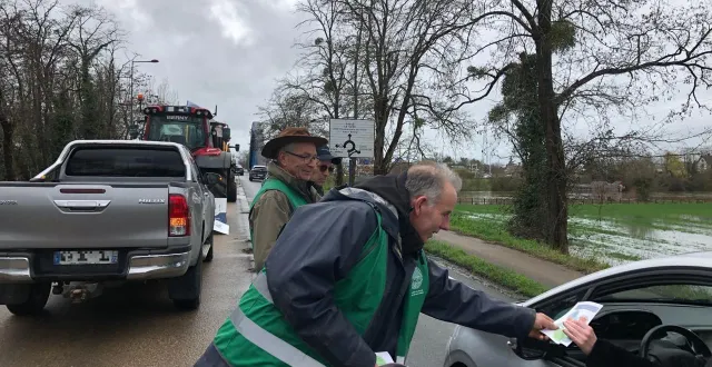 photo  mercredi 18 février 2026, les agriculteurs sarthois étaient près du pont arc-en-ciel à allonnes (sarthe) pour mener leur action de sensibilisation sur les enjeux de la ressource en eau pour la filière.  &copy;  ouest-france 