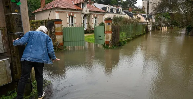 photo  dans le quartier des fontenelles, à mûrs-erigné (au sud d’angers) la vie s’organise avec des crues amenées à durer.  &copy;  laurent combet 