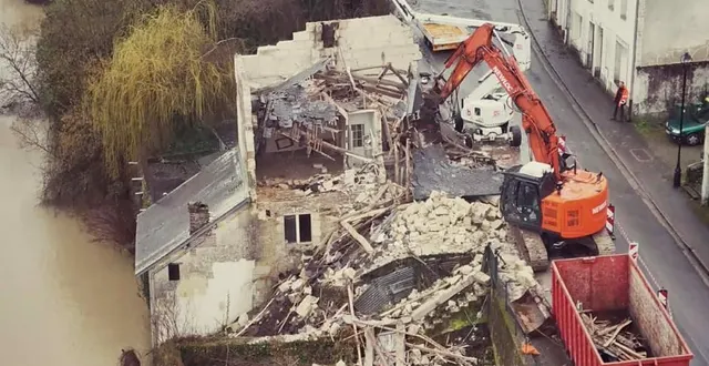 photo  la démolition en cours à la mi-journée photographiée par le drone d’un chartrain.  &copy;  le maine libre 