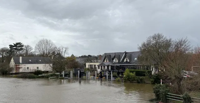 photo  depuis, l’eau a encore monté au niveau de la brasserie et de la pharmacie  &copy;  ouest-france 