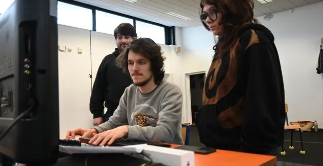 photo  avec son équipe, le rappeur hug* reprend chacun de ses morceaux pour les passer au format 5.1 pendant sa résidence artistique à chorège.  &copy;  ouest-france 