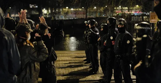 photo  pour « répondre » à l’hommage prévu par l’ultradroite à quentin deranque, un rassemblement est ce soir organisé par l’ultra gauche nantaise près du pont saint-mihiel. il est très encadré par les policiers.  &copy;  simon torlotin 