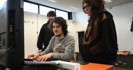 actu cin&eacute;ma  avec son équipe, le rappeur hug* reprend chacun de ses morceaux pour les passer au format 5.1 pendant sa résidence artistique à chorège. 