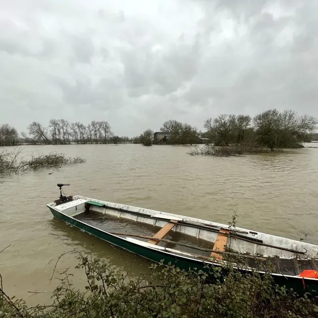 Pour rallier le domicile de Joseph Sochas, au loin derrière les arbres, il faut d’abord traverser les voies SNCF avant de franchir en barque une zone inondée. Ouest-France photo pour rallier le domicile de joseph sochas, au loin derrière les arbres, il faut d’abord traverser les voies sncf avant de franchir en barque une zone inondée. © ouest-france