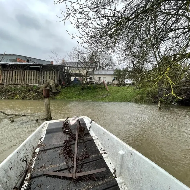 Seul moyen pour rallier le domicile de Joseph Sochas, encerclé par les eaux de la Loire : la barque. Ouest-France photo seul moyen pour rallier le domicile de joseph sochas, encerclé par les eaux de la loire : la barque. © ouest-france