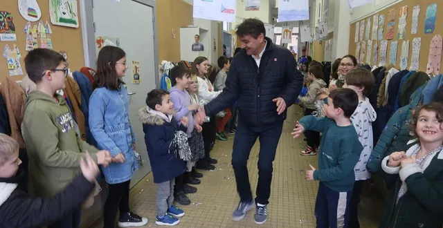 photo  la ménitré, vendredi 13 février 2026. pour le dernier jour de bruno bellanger, directeur de l’école maurice-genevoix pendant 20 ans, les élèves ont fait une haie d’honneur.  &copy;  co - agathe le nueff 