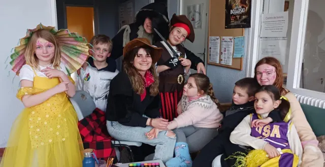 photo  séance maquillage avec la directrice du centre, anaïs chapplain.  &copy;  ouest-france 