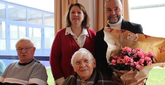 photo  dimanche, la mairie a convié les aînés de la commune à partager un repas convivial présidée pour la dernière fois par le maire, jacques prigent. les doyens liba bigeon, 103 ans, et rémi berson ont été honorés : ils ont reçu une jolie plante fleurie.  &copy;  ouest-france 