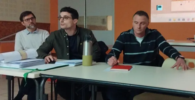 photo  alexandre bally (au centre) et julien amiard (à droite) ont présenté en détail le projet d’aménagement de l’entrée de ville.  &copy;  ouest-france 