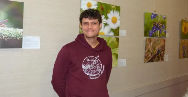 photo  pendant le forum ce week-end, le jeune nicolas claverie, originaire de blois (loir-et-cher), proposait au public de découvrir les chants de certains oiseaux, tandis qu’il exposait ses clichés d’insectes pris sur le territoire. comme ici à l’étang des ajeux de la ferté-bernard avec un petit paon de nuit, qui ne peut pas s’alimenter et qui ne vit que quelques jours, le temps de se reproduire.  &copy;  ouest-france 