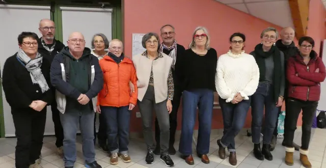 photo  les douze premiers bénévoles prêts à reprendre le flambeau.  &copy;  le maine libre 