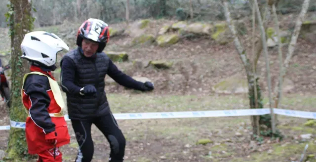 photo  lionel barbe profite d’une pause pour conseiller un jeune pilote  &copy;  le maine libre 