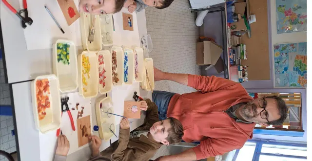 photo  le mosaïste mazéiais christophe froidefond avec des élèves de l’école marcel-pagnol.  &copy;  document remis 