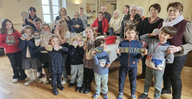 photo  les enfants très fiers de leurs réalisations avec leurs grands-parents.  &copy;  co 