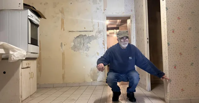 photo  cheffes, le 18 février 2026. jean-michel prépare sa maison de famille à une nouvelle crue, après 25 ans de répit. cest au moins la sixième depuis sa naissance en 1960.  &copy;  co - christophe ricci 