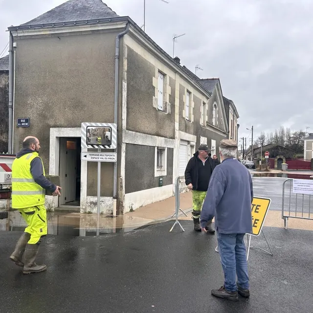 photo cheffes, le 18 février 2026. la circulation automobile a été coupée une bonne partie de la matinée. de quoi engendrer un peu de pagaille aux entrées et sorties de la commune.  ©  co - christophe ricci