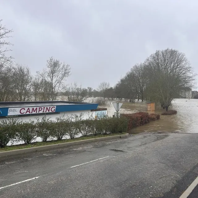 photo cheffes, le 18 février 2026. à l’entrée de la commune en arrivant de tiercé, la sarthe a recouvert tout le camping, à l’exception du toit de l’accueil.  ©  co - christophe ricci