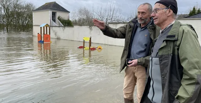photo  dans la commune de cheffes (maine-et-loire), le niveau de la sarthe va continuer de monter pendant encore plusieurs heures.  &copy;  ouest-france 
