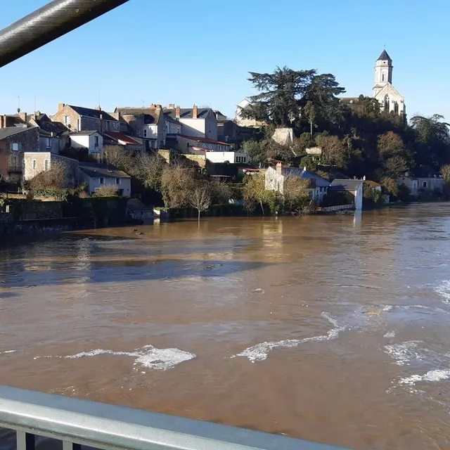 photo vue du pont sur la loire, l’eau s’approche aussi dangereusement des habitations au bas de saint-florent-le-vieil.  ©  ouest-france