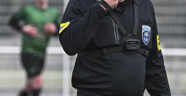 photo  le dimanche 11 janvier 2026, eric chartrain était le premier arbitre en sarthe à tester la caméra portative. un dispositif visant notamment à protéger les hommes en noir de toute agression.  &copy;  archives le maine libre - denis lambert 