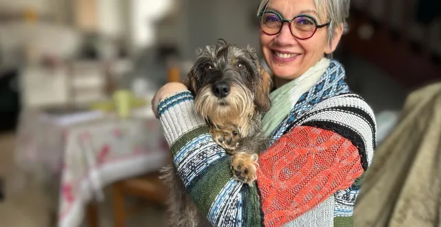 photo  gwenaëlle bordeaux et sa chienne upsie, bientôt trois ans, à l’origine du rassemblement des teckels organisé le 26 avril 2026 au château de kériolet, à concarneau.  &copy;  ouest-france 