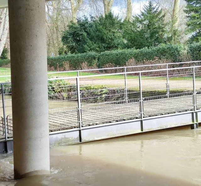 La passerelle sous la mairie a les pieds dans l’eau à La Flèche. Ouest-France photo la passerelle sous la mairie a les pieds dans l’eau à la flèche. © ouest-france