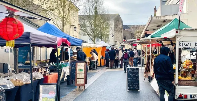 photo  le samedi matin, le marché de chalonnes-sur-loire attire de nombreux badauds, séduits par l’offre commerciale et… la perspective d’une pause détente dans les nombreux bars ouverts.  &copy;  ouest-france 