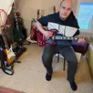 photo  david chainau, passionné de guitare électrique, ici dans son atelier.   