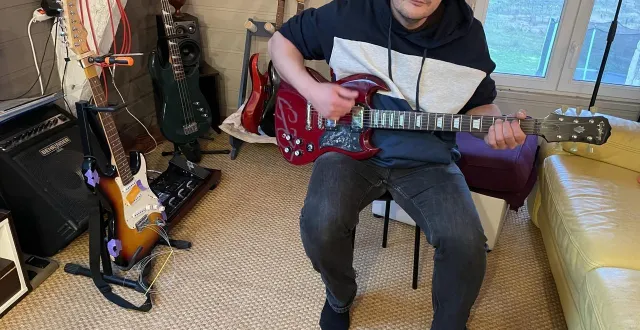 photo  david chainau, passionné de guitare électrique, ici dans son atelier.    &copy;  le maine libre 