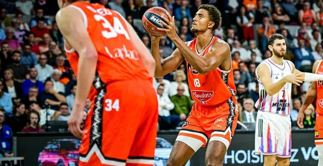 photo  le basketteur de 2,18 m va, avec son retour, faire du bien au msb dans le secteur intérieur.  &copy;  archives le maine libre - yvon loué 