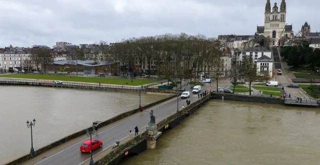photo  angers, 18/02/2026, crue de la maine dans la ville d’angers, le maine-et-loire est toujours classé en vigilance rouge aux crues. les hauteurs d’eau atteignent des niveaux jamais atteints depuis 1995, la maine devrait atteindre 6,12 m, soit autant que lors de la crue de janvier 2000. le pont de verdun (josselin clair - le courrier de l’ouest)  &copy;  josselin clair 